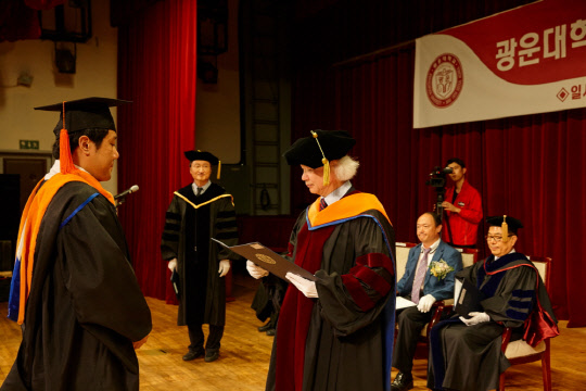 광운대학교(총장 천장호)가 24일 2015학년도 후기 학위수여식을 갖고 학사 506명, 석사 154명, 박사 42명을 배출했다고 25일 밝혔다. 천장호 총장은 훈사에서 "시작은 미미하나 결과는 세상을 바꾸고 기적을 만드는 현상을 나비효과라고 한다"며 "졸업생 여러분이 광운에서 시작한 꿈, 연구, 목표가 세상을 바꾸고 기적을 만드는 나비효과=광운효과의 주인공이 되기를 기대한다"며 졸업생들을 격려했다. 광운대 제공